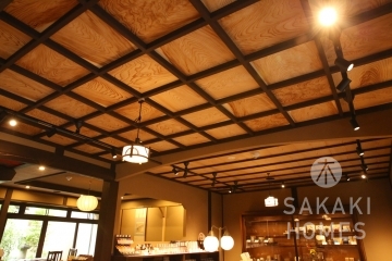 淡い木目と濃茶の木組みとのコントラストが美しい天井。