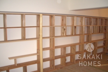 お部屋に合わせた木製の壁面収納です。