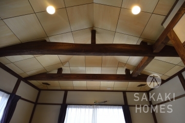 天井を剥がして高く取り、木のパネルを貼って開放感を演出しました。