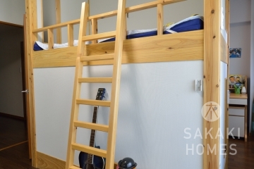 2人のお子様の部屋はベッドは互い違いに製作。<br />
ベッドで部屋を仕切ってプライベートを確保。