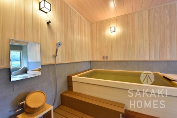嵐山温泉と眺望をご堪能いただける展望風呂スペースです。